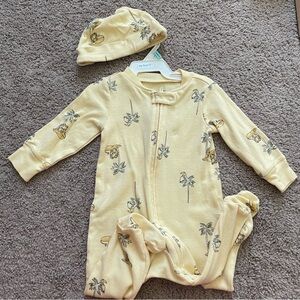 6m NWOT Carters zippered footies footie pajamas and hat set in yellow